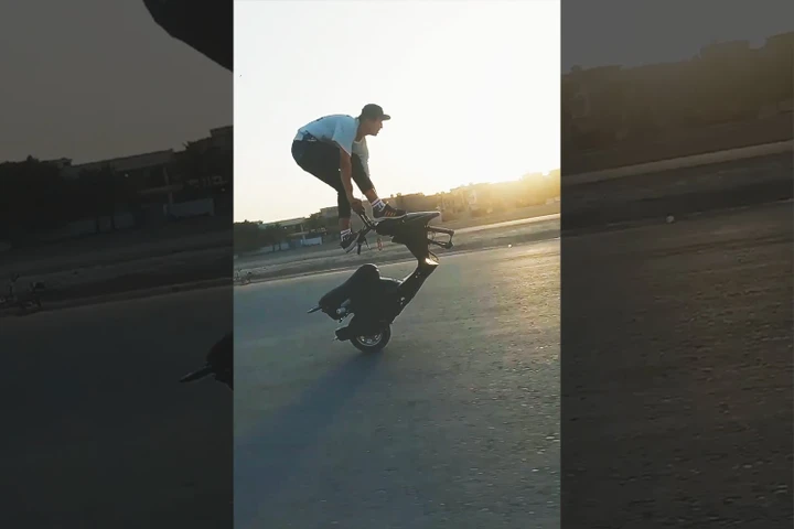 Impenna in scooter senza la ruota anteriore (Video)