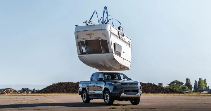 Toyota fa cadere una roulotte da 9 metri sulla nuova Hilux elettrica: omaggio al folle test di Top Gear