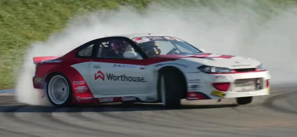 Come si comporta un Sim Drifter su Nissan reale da 900 CV?