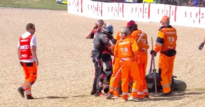 MotoGP, bufera su Bezzecchi: il gesto dopo la caduta fa discutere