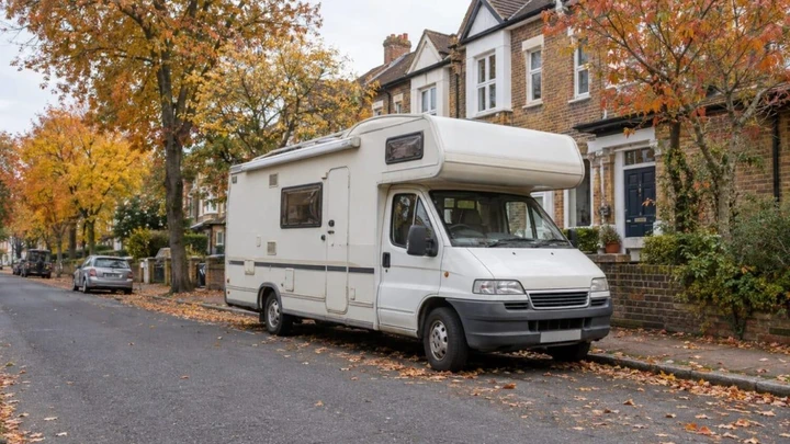 Sposta il camper di pochi metri ogni settimana: il trucco per evitare la multa non basta