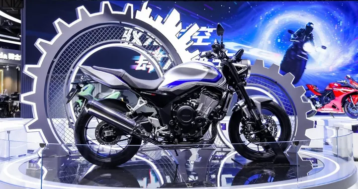 Un’erede spirituale che fa battere il cuore: Honda CB500 Super Four