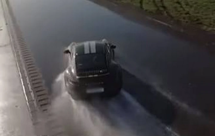 Porsche 911 Sport Classic: drifting al top sul bagnato | Video