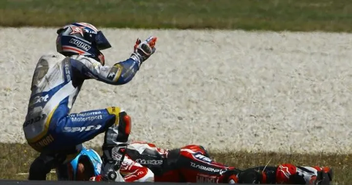 WSBK: Melandri soccorre Checa dopo l'indidente. Come Lucchinelli con Uncini 30 anni fa