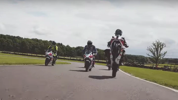 Suzuki, gli assi del British Superbike si sfidano sulle GSX-R 125 [VIDEO]