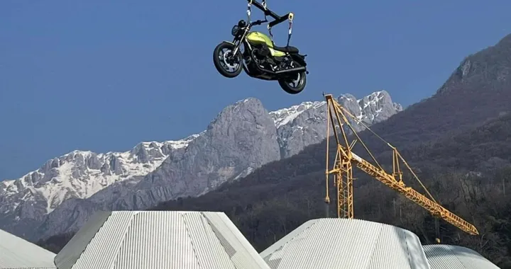 Moto Guzzi rompe le leggi della gravità: la V7 Sport prende il volo