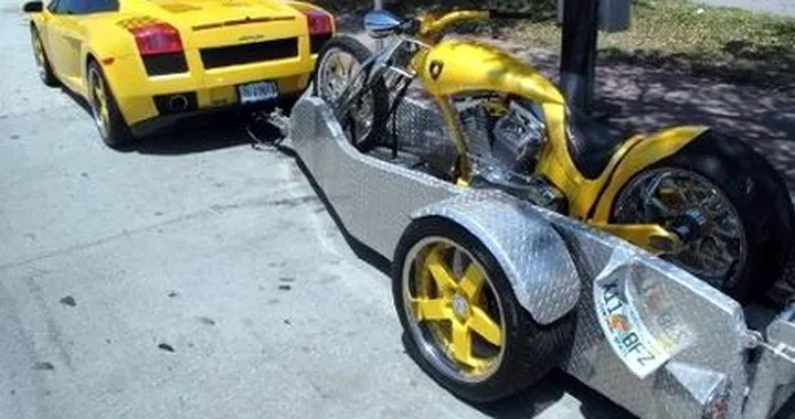 Foto del giorno: trasporto speciale con auto speciale