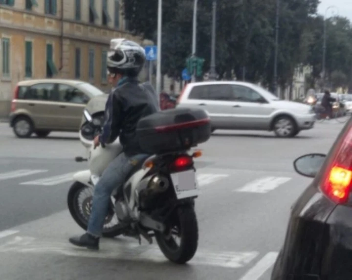 In moto senza assicurazione e con targa di cartone