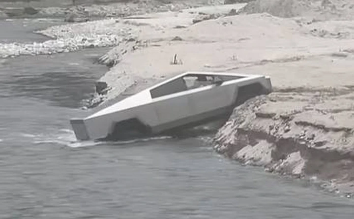 Con la Tesla Cybertruck fa il ping pong, bloccato sul fiume | Video