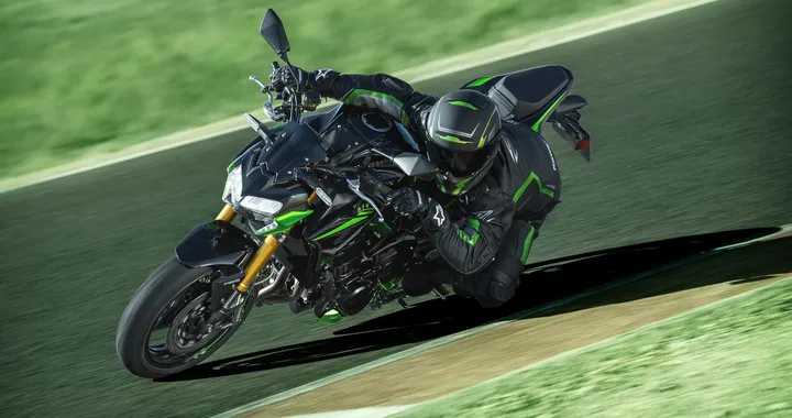Kawasaki Z900 SE 2022, la supernaked diventa premium: foto e caratteristiche