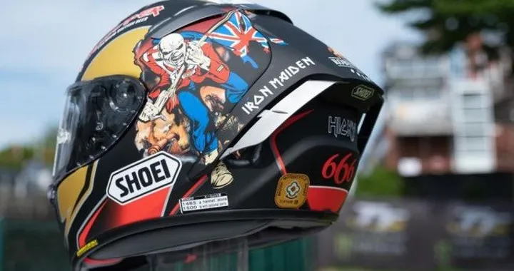 Peter Hickman al TT2018 con il casco Iron Maiden [Video]