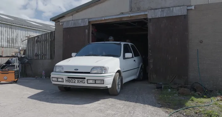 Parcheggiata per 25 anni, questa Ford Fiesta RS torna a vedere la luce