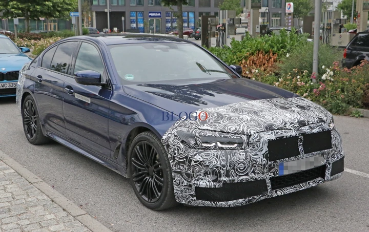 BMW Serie 5: foto spia del restyling