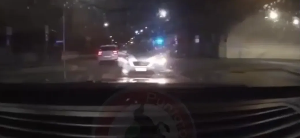 Milano, folle inseguimento contromano per oltre 20 minuti: a bordo due ragazzini [Video]