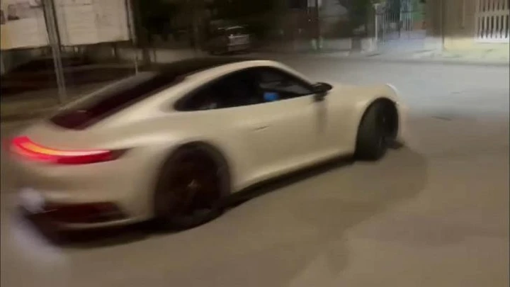 Porsche a noleggio si ribalta a 250 km/h, tre giovani perdono la vita
