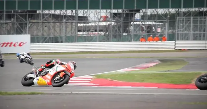 Leon Camier behind the scenes.