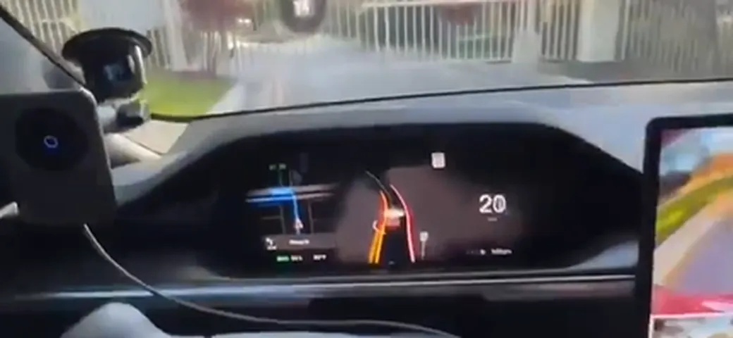 Tesla: l'Autopilot non vede un cancello, il guidatore evita il peggio [Video]