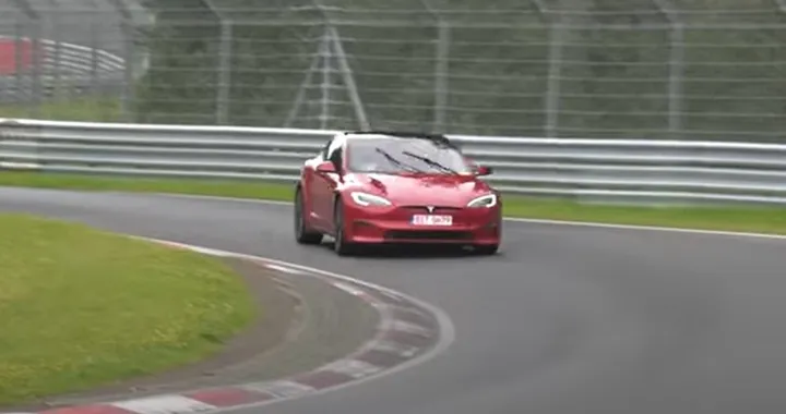 La Tesla Model S Plaid spinta al limite al Nurburgring [Video]