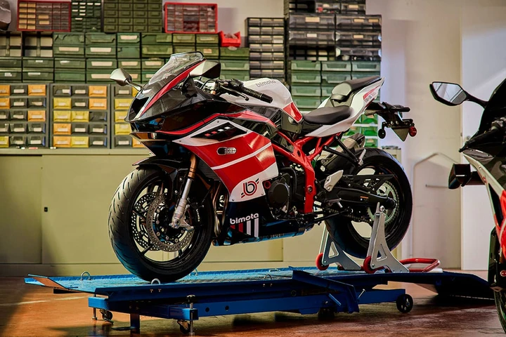 Bimota KB399, prezzo da 11.149 euro: 79 CV e quattro cilindri