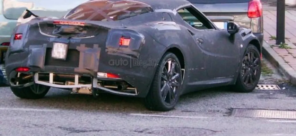 Alfa Romeo 4C: le prime foto spia su strada