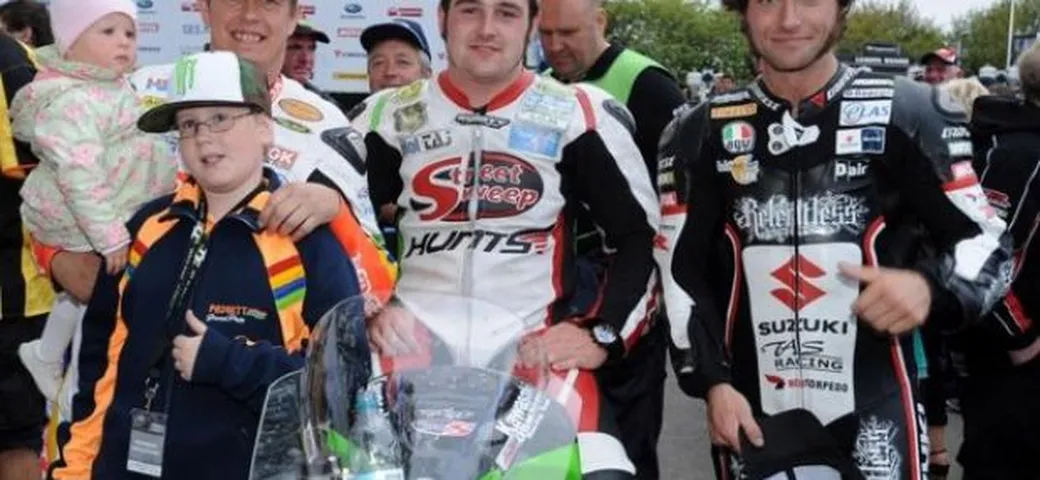 Tourist Trophy: Michael Dunlop domina nella Superstock davanti a McGuinness e Guy Martin