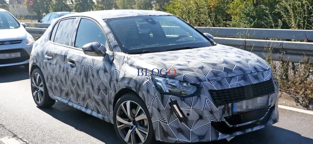 Nuova Peugeot 208: foto spia degli interni
