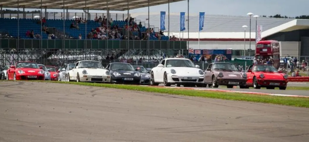 Porsche 911: a Silverstone il raduno da record