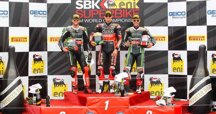 SBK Laguna Seca 2015: Chaz Davies firma la doppietta per Ducati, out Giugliano