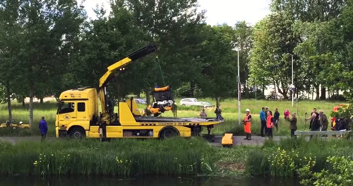 Moto tirata fuori dall'acqua