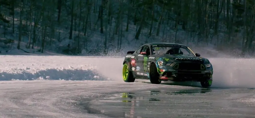 Ford Mustang: drifting sulla neve