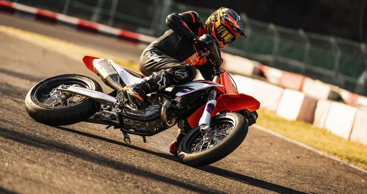KTM 450 SMR 2024: la supermoto si aggiorna con novità interessanti [FOTO]