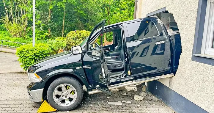 Grosso pick-up sfonda il muro di casa: no, non siamo negli USA