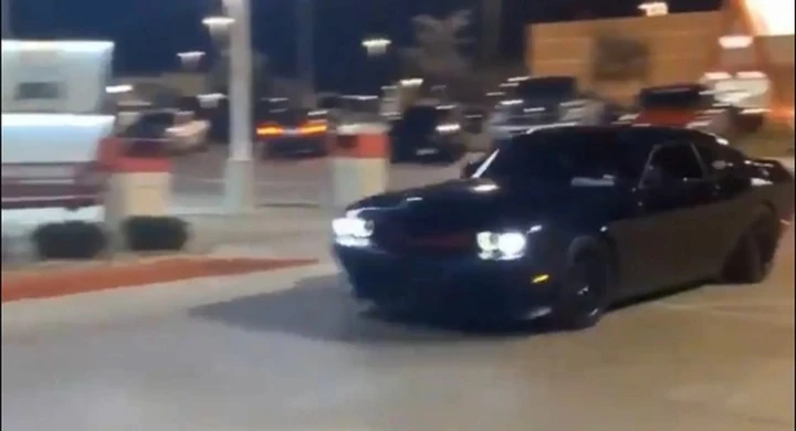 La Dodge Challenger perde ruota e mozzo durante lo show [Video]