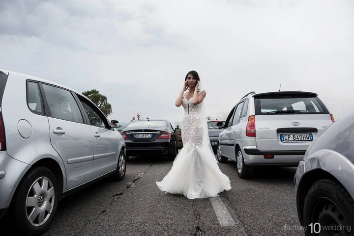 Pontina bloccata: sposa verso l'altare... in contromano!