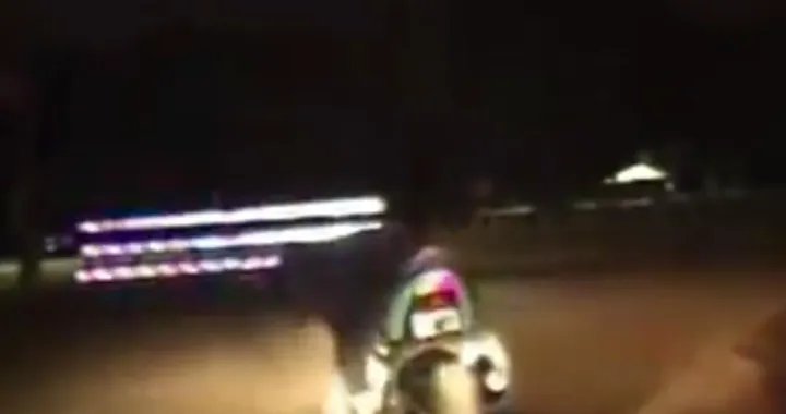 Polizia Texas: Colpo di karate ad un motociclista [Video]