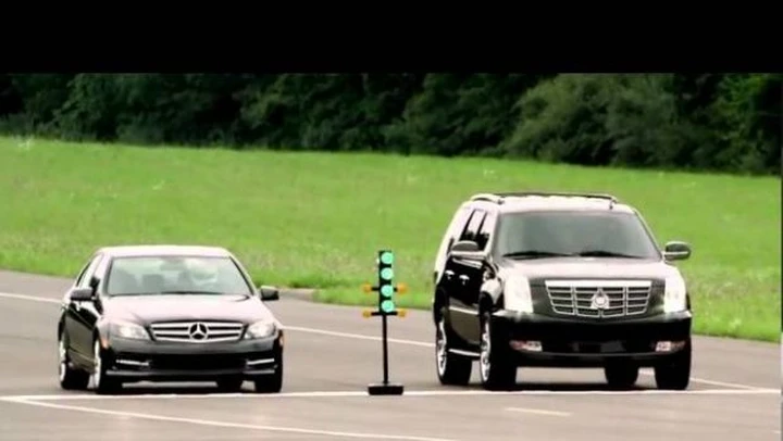 Cadillac sfida Mercedes in un nuovo video promozionale