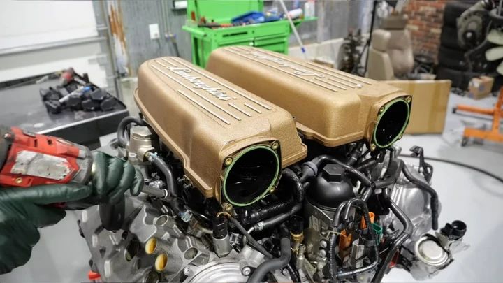 Il motore V10 Lamborghini smontato rivela un grosso mistero