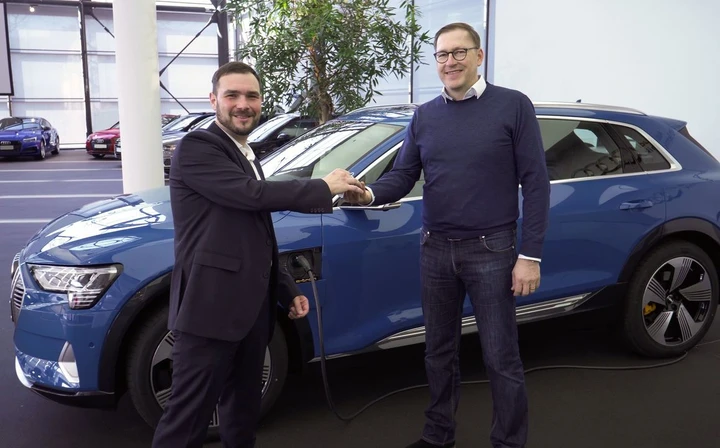 Auto elettriche: Audi consegna la prima e-tron