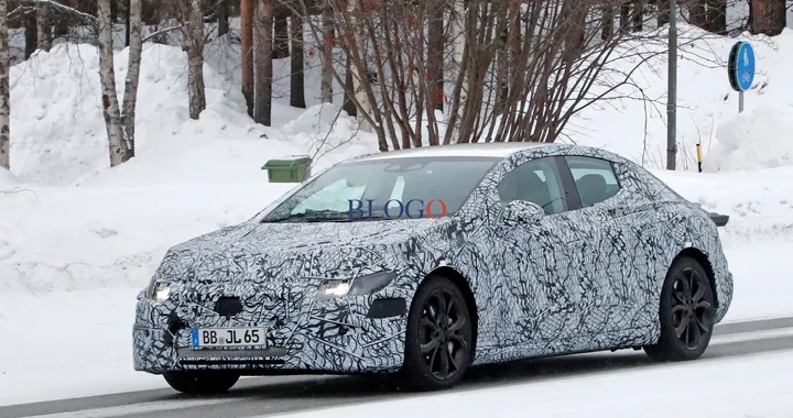 Mercedes-Benz EQE: le foto spia