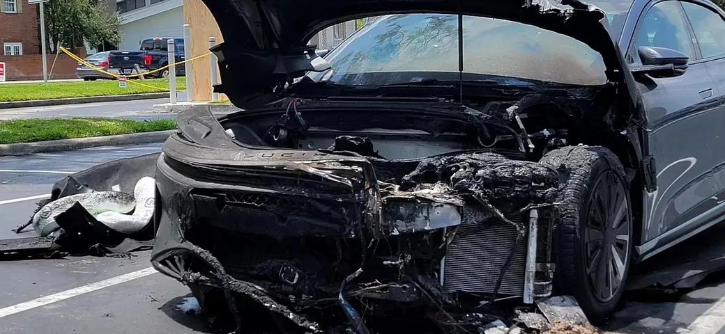 Lucid Air: la vettura elettrica prende fuoco mentre è ferma in un parcheggio dopo un test