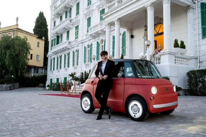 Fabio Rovazzi sale a bordo della Fiat Topolino Corallo per Sanremo