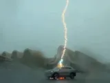 L’auto elettrica che ha sfidato tre fulmini e ha vinto