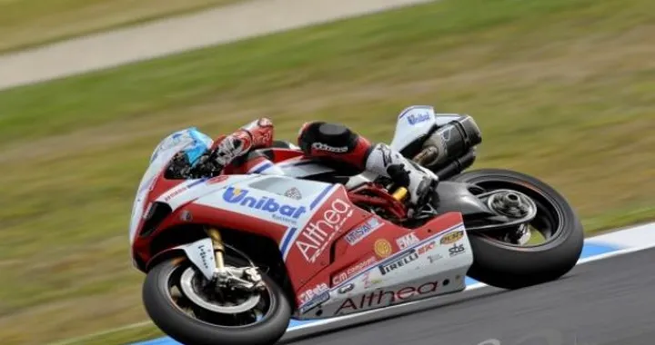 WSBK, prima superpole a super Checa (Ducati). Ma Biaggi (Aprilia) è pronto all'arrembaggio