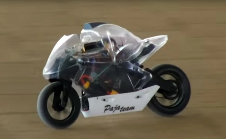 La moto del futuro sarà senza controllo umano? [Video]