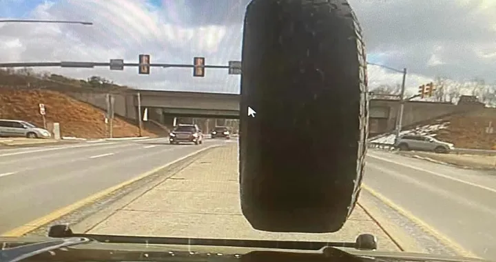 Auto della polizia colpita da una ruota volante [Video]