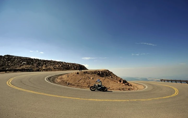 Pikes Peak 2016: vittoria di Langlois su Kawasaki Z1000. A podio due elettriche