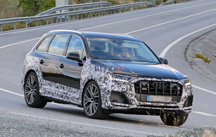 Audi Q7: foto spia del restyling