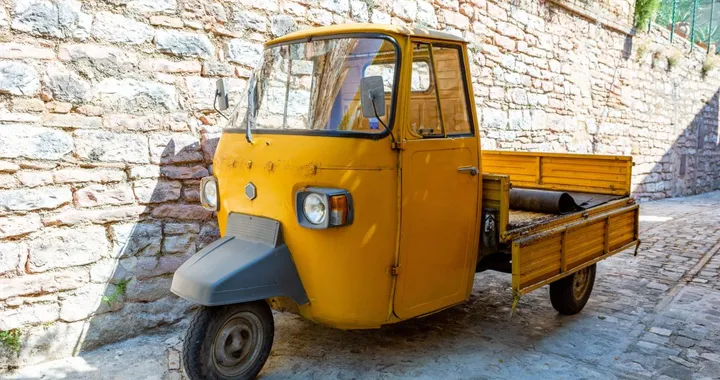 Finisce in autostrada con un’Ape: “Colpa del navigatore”