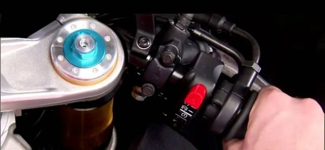 Come funziona l'Aprilia Performance Ride Control sulla RSV4 Factory