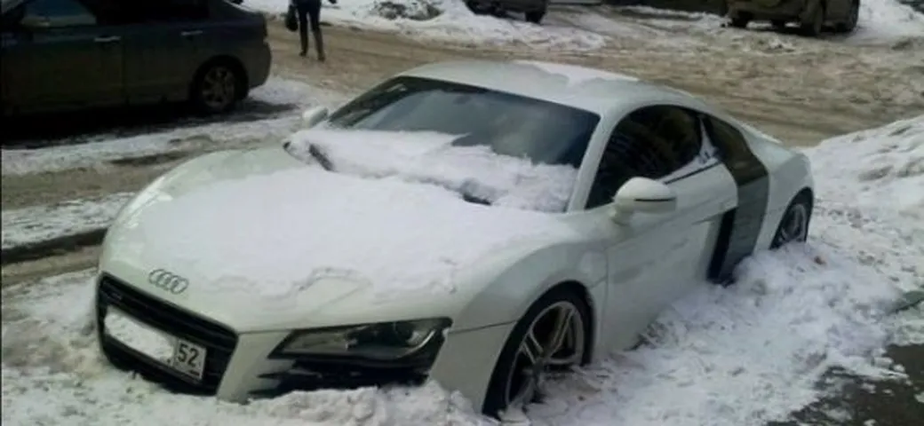 Curiosità: un'Audi R8 abbandonata nella neve
